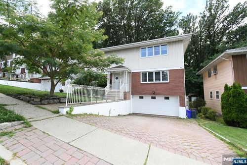 590 Carpenter Pl, Ridgefield, NJ, 07657-2702 | Card Image