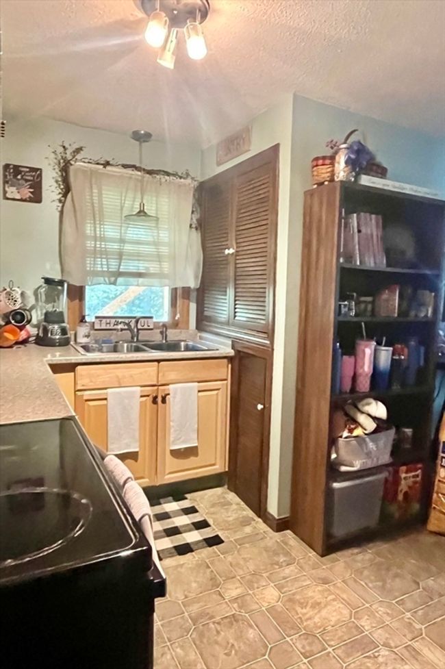 15 Old County Rd, Home with 6 bedrooms, 3 bathrooms and 4 parking in Holland MA | Image 14