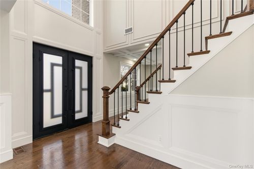 12 Lee Ave, Albertson, NY, 11507-1604 | Card Image