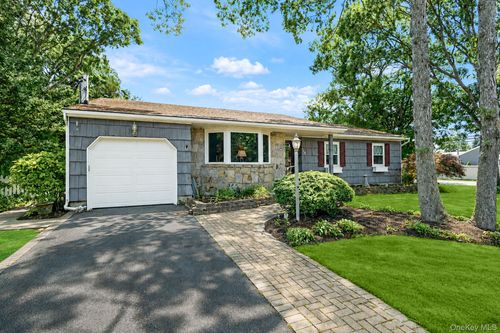 220 Terry Blvd, Holbrook, NY, 11741-3321 | Card Image