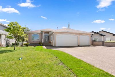 21 Cottonwood Close Sw, House detached with 5 bedrooms, 3 bathrooms and 5 parking in Medicine Hat AB | Image 1