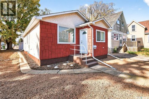 1020 9th Ave Nw, Moose Jaw, SK, S6H4J5 | Card Image