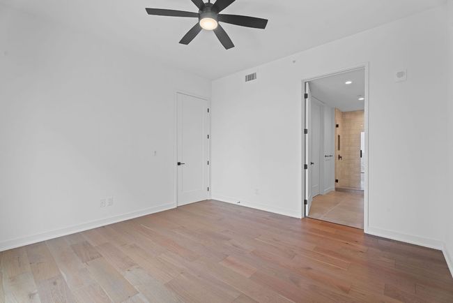 Spare room with light | Image 15