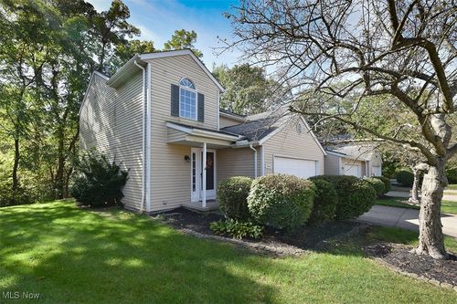 9945 Twelve Oaks Cir, Strongsville, OH, 44136-2578 | Card Image