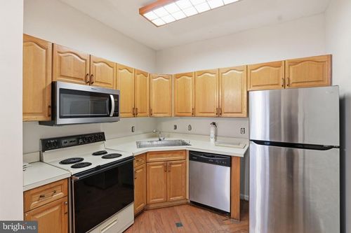 15663 Viewpoint Cir, DUMFRIES, VA, 22025-1221 | Card Image