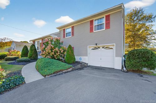 30 Morris Dr, Hyde Park, NY, 12538-2221 | Card Image