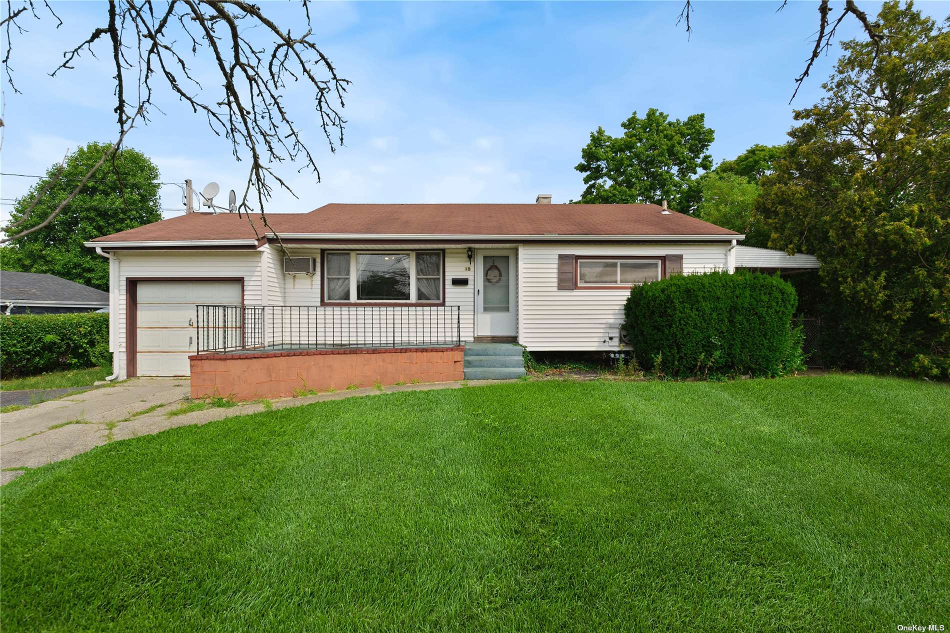 Heyward St, Brentwood, NY 11717