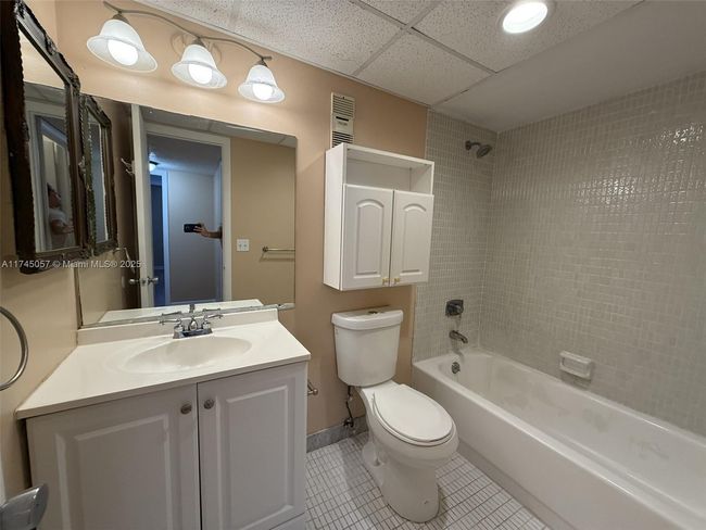 APT-1B - 470 Executive Center Dr, Condo with 1 bedrooms, 1 bathrooms and null parking in West Palm Beach FL | Image 10