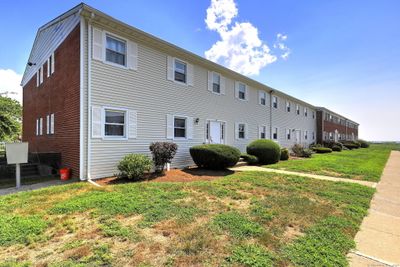 C - 67 E Broadway, Condo with 1 bedrooms, 1 bathrooms and 1 parking in Milford CT | Image 1