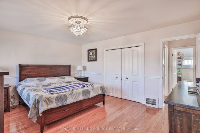 1075 Glengrove Ave, House other with 4 bedrooms, 3 bathrooms and 4 parking in North York ON | Image 18