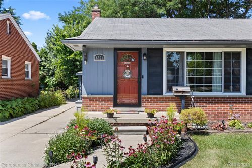 6561 Hawthorne St, Garden City, MI, 48135-2096 | Card Image