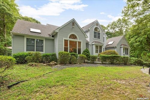 10 Woodstone Ct, S Huntington, NY, 11746-4556 | Card Image