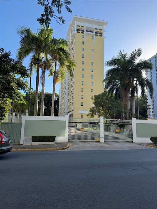 15b-J8 Avenida San Patricio, GUAYNABO, PR, 00968 | Card Image