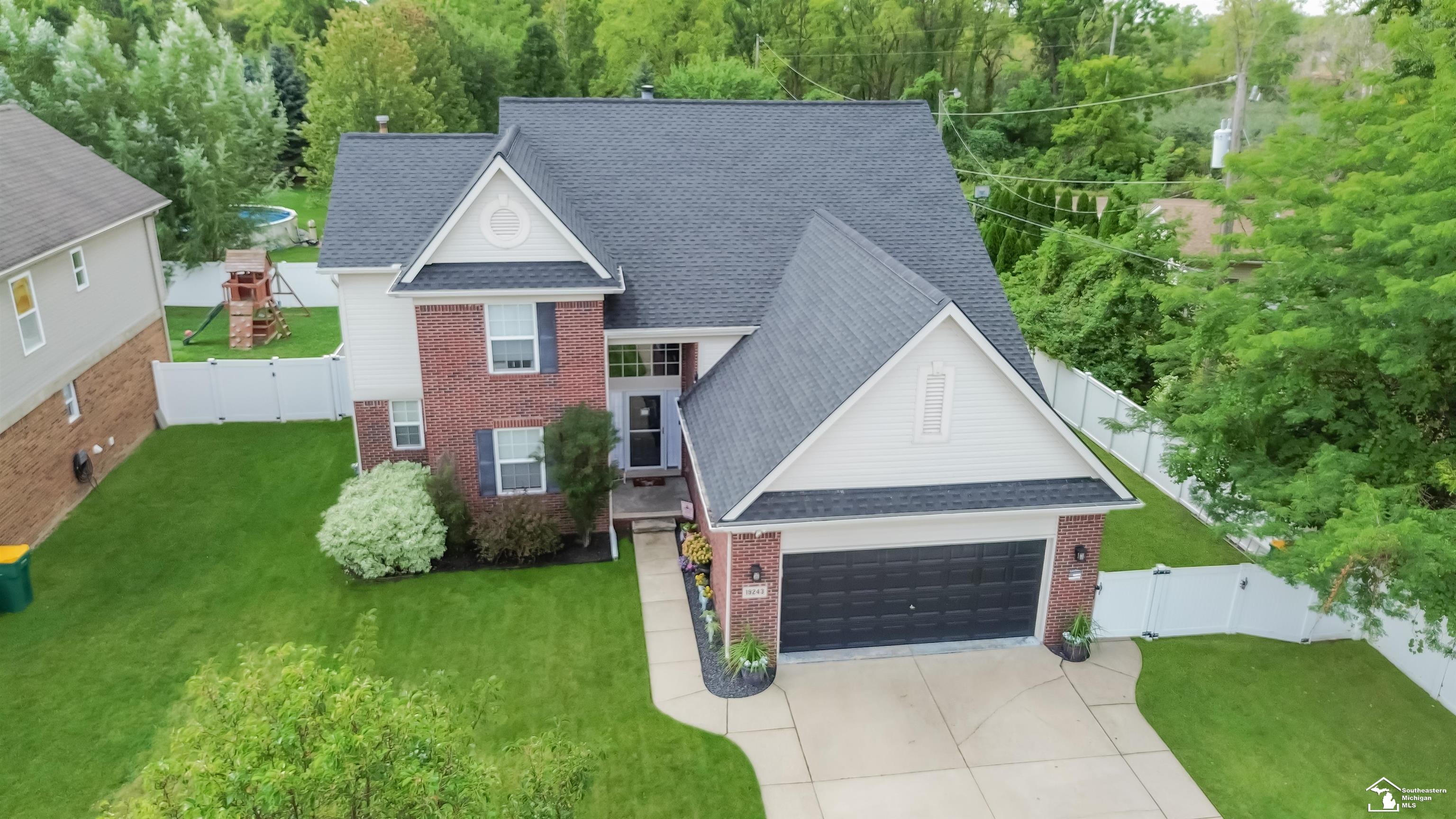 Cecelia St, Rockwood, MI 48173