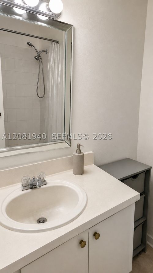 m201-17911 Nw 68th Ave, Hialeah, FL, 33015-3928 | Card Image