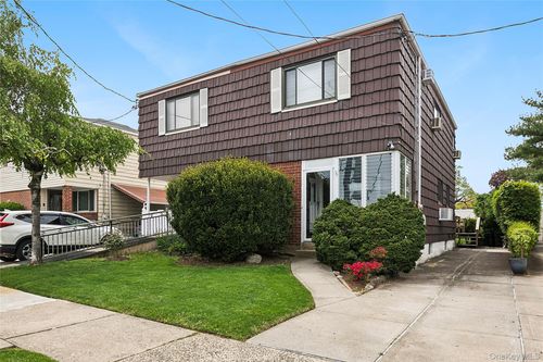 6422 136th Street, New York, NY, 11367 | Card Image