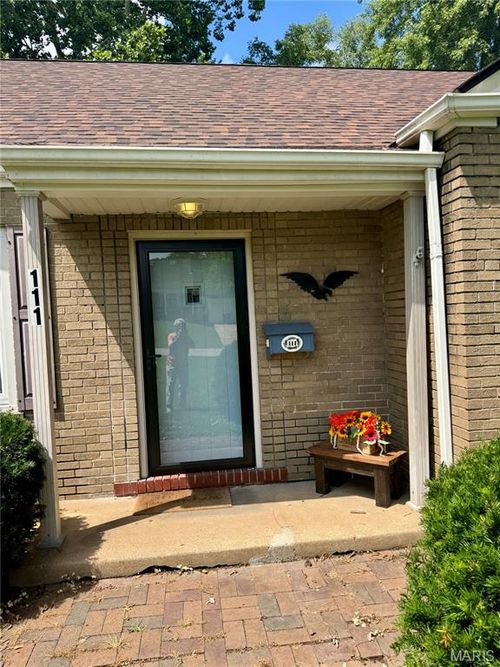 111 Royal Ave, Ferguson, MO, 63135-1918 | Card Image