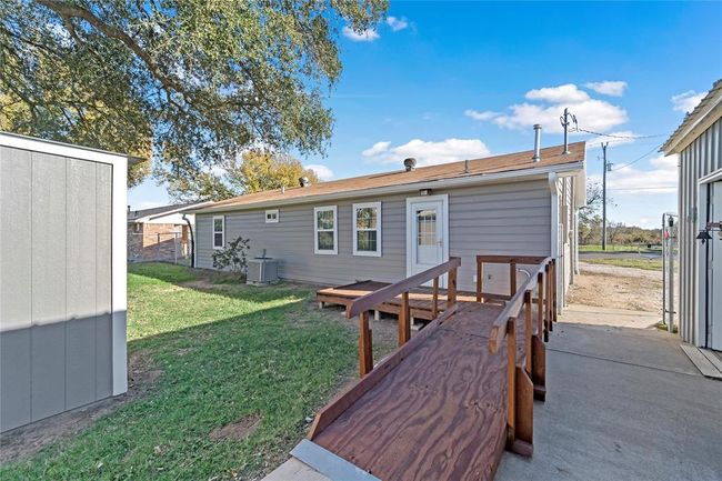 915 E Hanna St, House other with 3 bedrooms, 2 bathrooms and 2 parking in Calvert TX | Image 28