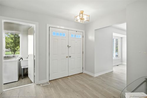 39110 Horton Dr, Farmington Hills, MI, 48331-2386 | Card Image