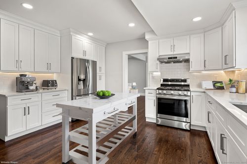 252 Seaside Ave, Stamford, CT, 06902-9400 | Card Image