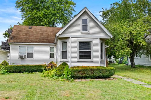 407 S Main St, Grant Park, IL, 60940-9215 | Card Image