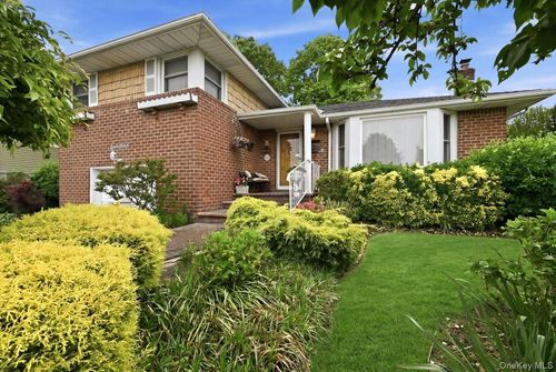 17 Avon Road, Oyster Bay, NY, 11735 | Card Image