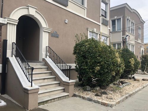 1f-40-11 214th Pl, Bayside, NY, 11361-2196 | Card Image