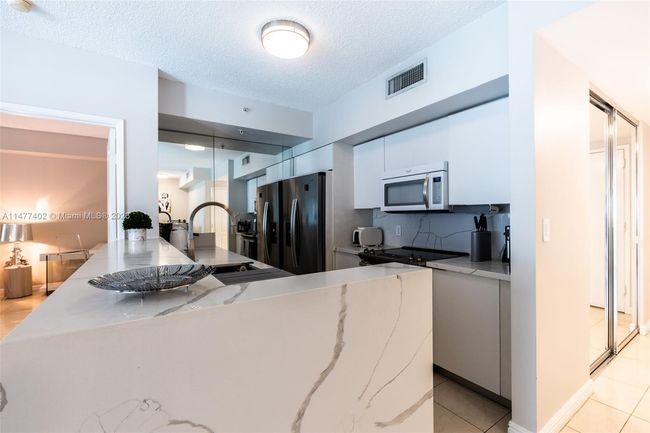 APT-603 - 17555 Atlantic Blvd, Condo with 2 bedrooms, 2 bathrooms and null parking in Sunny Isles Beach FL | Image 12