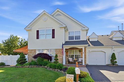 1 Robert Ln, Middle Island, NY, 11953-2684 | Card Image