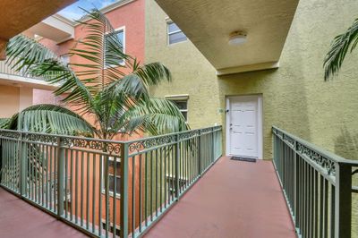 407B - 1610 Presidential Way, Condo with 2 bedrooms, 2 bathrooms and null parking in West Palm Beach FL | Image 2