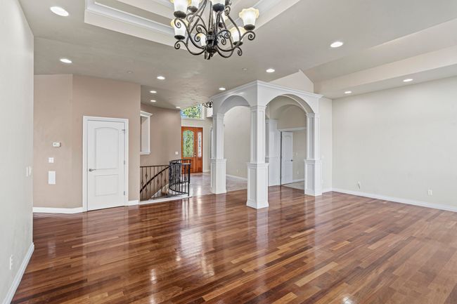 Dining and living areas | Image 9