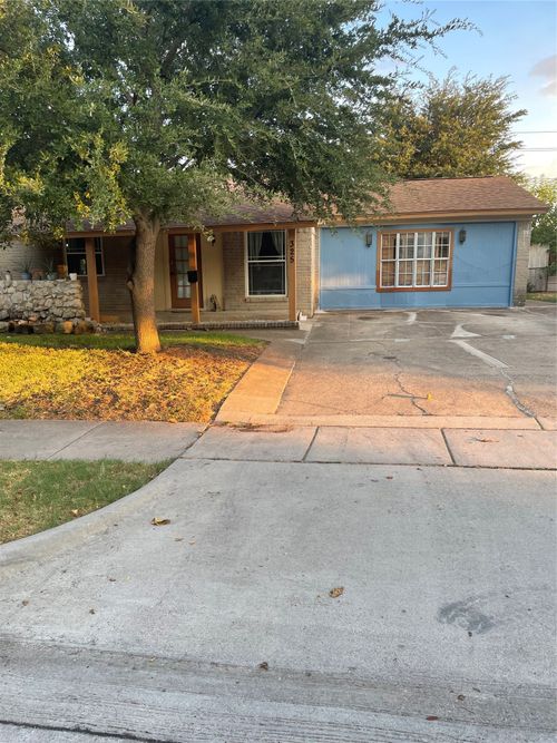 325 Sparks St, Grand Prairie, TX, 75051-3933 | Card Image