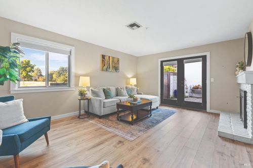 51 Vineyard Cir, Sonoma, CA, 95476-8037 | Card Image