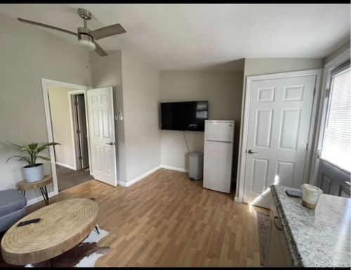8 Martha Ln, Smithtown, NY, 11787-3819 | Card Image