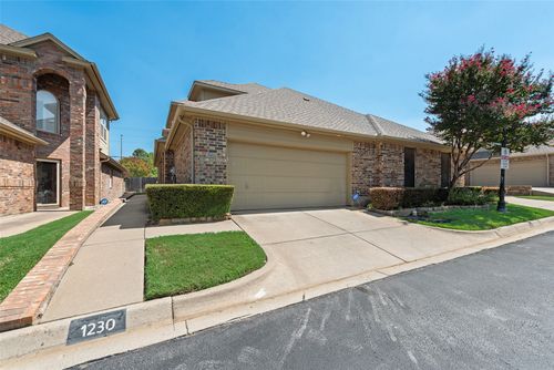 1230 Woodland Park Dr, Hurst, TX, 76053-3709 | Card Image