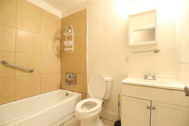 GUEST BATHROOM | Image 7