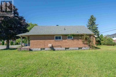 104 Wawanosh Ave, Home with 3 bedrooms, 2 bathrooms and null parking in Sault Ste. Marie ON | Image 3