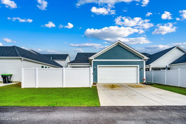 garage and side yard | Image 32