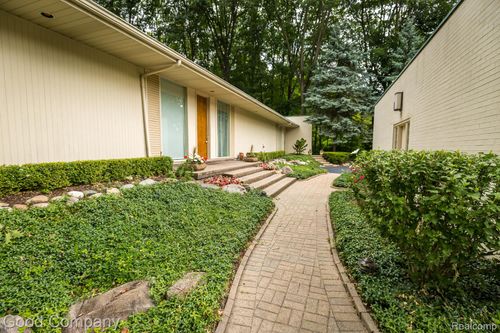 3788 Crestlake Dr, Bloomfield Hills, MI, 48304-3007 | Card Image