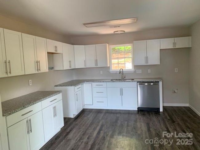 914 Berryhill Rd, House other with 4 bedrooms, 2 bathrooms and null parking in Charlotte NC | Image 4