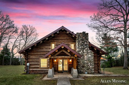 3990 E Croton Dr, Newaygo, MI, 49337-8361 | Card Image