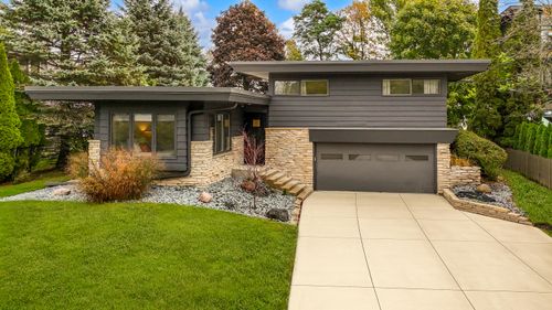 10046 N Sheridan Dr, Mequon, WI, 53092-6118 | Card Image