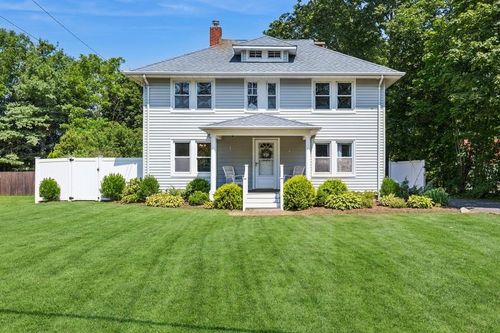 18955 Main Rd, Mattituck, NY, 11952-2446 | Card Image