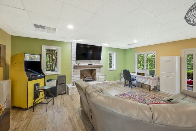 In Law quarters with walk-in door from driveway | Image 29