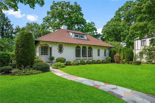 70 Lookout Cir, Larchmont, NY, 10538-2212 | Card Image