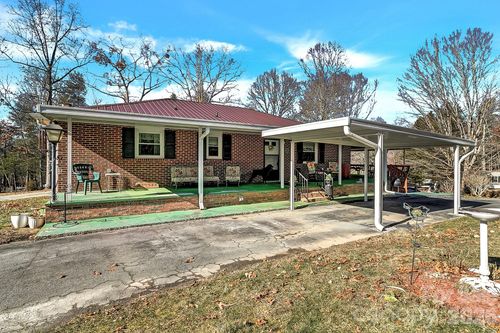 44 Tuttle Rd, Hendersonville, NC, 28792-8332 | Card Image