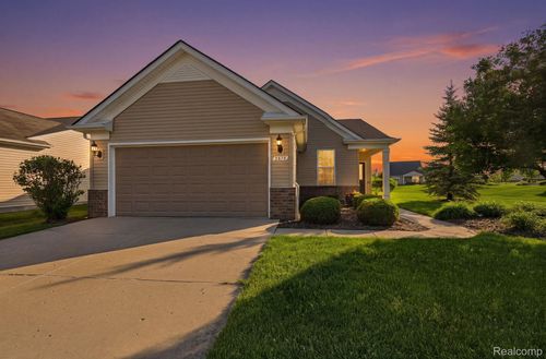 9370 Sand Hill Dr, Grand Blanc, MI, 48439-2658 | Card Image