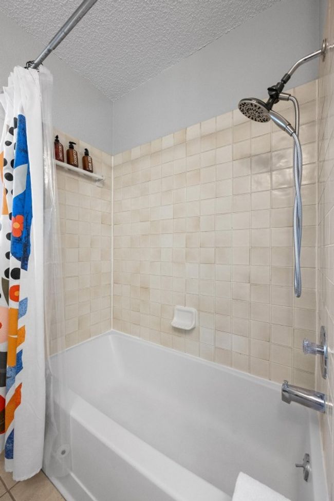 Primary bathroom tub/shower. | Image 20