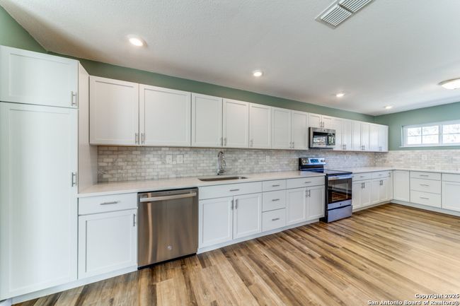 124 Herweck Dr, House other with 4 bedrooms, 3 bathrooms and null parking in Castle Hills TX | Image 4