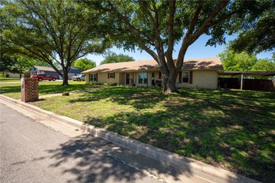 10701 Hiawatha Drive, House other with 3 bedrooms, 2 bathrooms and 2 parking in Waco TX | Image 3